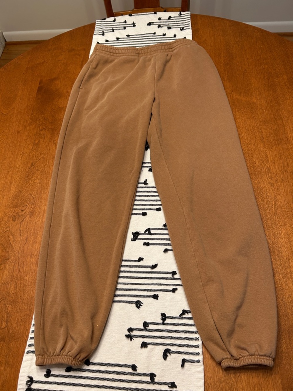 Beyond Yoga Cozy Fleece Joggers in Camel Brown - Medium 🐅